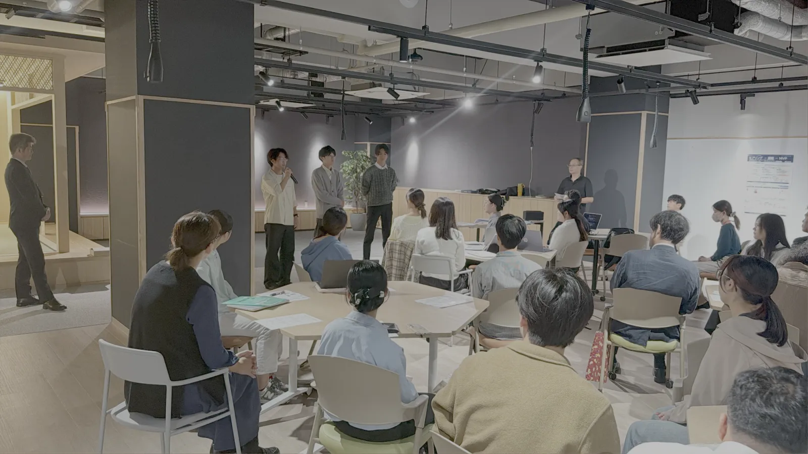 滋賀大学のプロジェクト型インターンシップ発表会でご挨拶する様子